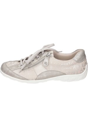 Baskets gris clair en daim et cuir avec une fermeture éclair et un laçage. Présente des motifs de texte en relief et une semelle blanche.