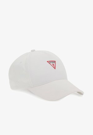 Valge puuvillane pesapallikiiver, mille esiosas on punane kolmnurkne "GUESS" logo, kõverate ääridega ja reguleeritava tagastriibuga.