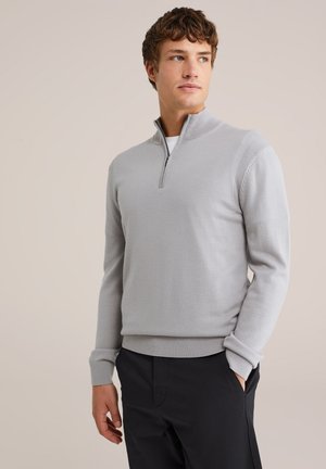 Helles grauer Pullover mit einem Viertel-Reißverschluss-Kragen, gerippten Bündchen und Saum. Weiches Strickmaterial bietet eine glatte Textur und eine taillierte Passform.