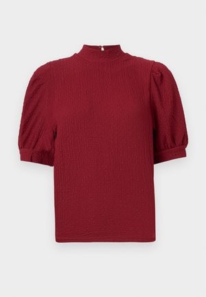 Červený textúrovaný top s vysokým golierom, krátkymi puff rukávmi a gombíkovým zapínaním na chrbte. Hladká tkanina s jemným zvrásneným vzorom.