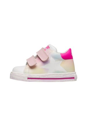 Sneaker per bambino in bianco e rosa pastello con due cinturini rosa con chiusura in velcro, dettaglio a stella sul lato e accento sul tallone e striscia sulla suola di colore rosa acceso.