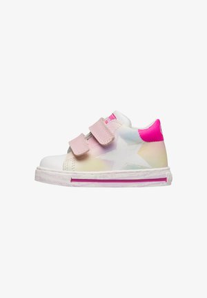 Sneaker per bambino in bianco e rosa pastello con due cinturini rosa con chiusura in velcro, dettaglio a stella sul lato e accento sul tallone e striscia sulla suola di colore rosa acceso.