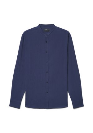 Marineblaues Langarmhemd mit Mandarinkragen und vorderen Knöpfen, aus strukturiertem Stoff, flach auf weißem Hintergrund dargestellt.