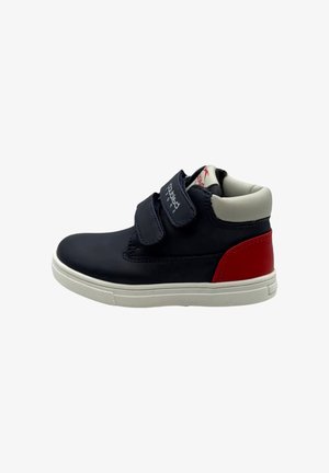 Scarpa alta blu navy con suola bianca, dettaglio rosso sul tallone e cinturini in Velcro. Materiale sintetico liscio con colletto imbottito.