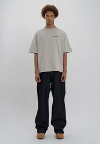 LOW LIGHTS STUDIOS® SANDED LOGO - Apdrukāts T-krekls - light grey