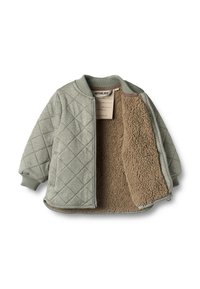 Grøn quiltet bomberjakke med fleecefor, ribkantede manchetter og halsudskæring. Har lynlås og indvendig ophængningsmærke.