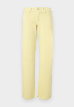 Egyenes szárú, sárga nadrág, elülső gombbal, cipzárral és ötpocketes kialakítással, egyszínű háttéren.