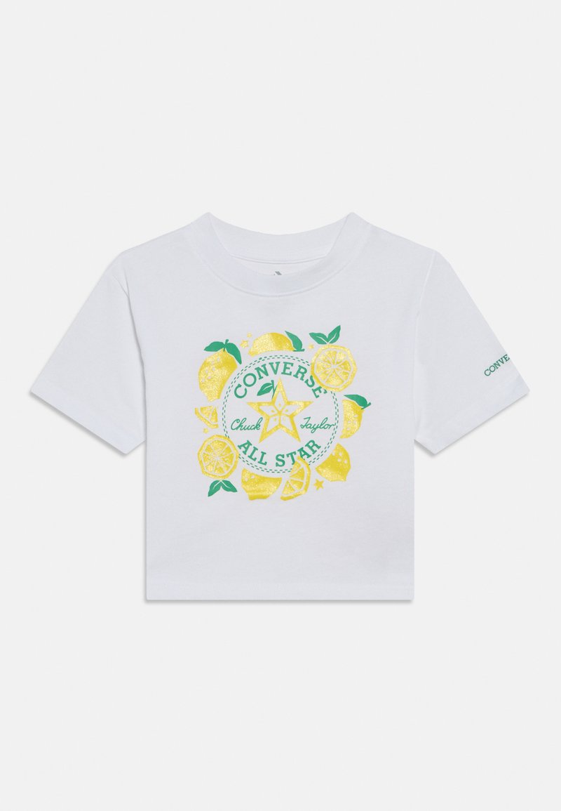 Λευκό T-shirt με κοντά μανίκια που απεικονίζει γκράφικ με κίτρινο και πράσινο λεμόνι και κείμενο "CONVERSE Chuck Taylor ALL STAR" σε κυκλικό σχέδιο.