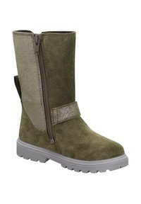 Zielone zamszowe botki z teksturowanym srebrnym panelem, bocznym zamkiem błyskawicznym i szarym gumowym spodem, z dekoracyjnym paskiem wzdłuż środkowej części.