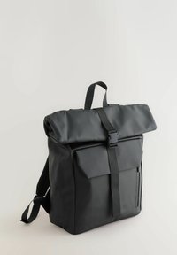 Czarny plecak z rolką, wykonany z wodoodpornego materiału. Posiada regulowane paski, przednią kieszeń oraz boczny zamek. Gładka tekstura i minimalistyczny design.