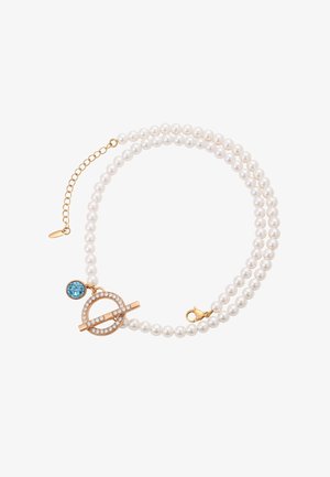 Dobbelt-leddet perlebånd med guldspænde, en toggle-lukning prydet med små krystaller og en blå ædelsten charm.