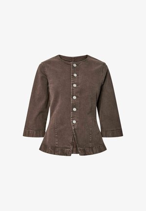 Rudas džinsinis švarkas su apvaliu kaklu, trijų ketvirčių rankovėmis, šešiais mygtukais priekyje ir su raukšlėta apačia.