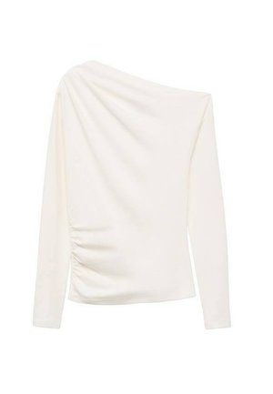 Maglietta bianca a maniche lunghe con design asimmetrico off-the-shoulder, caratterizzata da una texture arricciata su un lato e una finitura liscia.