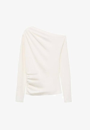 Haut blanc à manches longues avec un design asymétrique au-dessus de l'épaule, présentant une texture plissée d'un côté et une finition lisse.