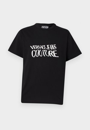 Μαύρο κοντομάνικο T-shirt με λευκό παραμορφωμένο κείμενο "Versace Jeans Couture" τυπωμένο στο μπροστινό μέρος, στρογγυλή λαιμόκοψη και κανονική εφαρμογή.