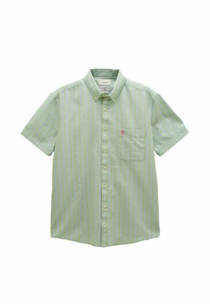 Lysegrøn kortærmet skjorte med knapper, blå lodrette striber, brystlomme og nedknappet krave.