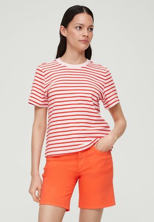 Rot-weiß gestreiftes T-Shirt mit rundem Halsausschnitt, kombiniert mit leuchtend orangefarbenen Shorts. Beide Kleidungsstücke bestehen aus lässigem, leichtem Stoff.