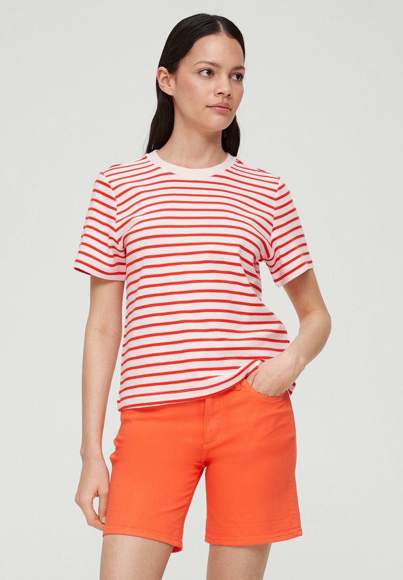 Rood-wit gestreept T-shirt met een ronde hals, gecombineerd met feloranje shorts. Beide kledingstukken zijn gemaakt van casual, lichtgewicht stof.
