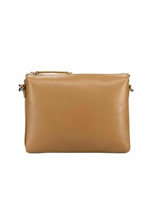 Sac bandoulière rectangulaire en cuir couleur cognac avec fermeture éclair et petit logo embossé, doté d’anneaux métalliques d’attache de chaque côté.