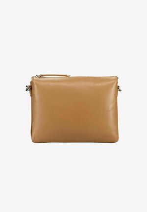 Sac bandoulière rectangulaire en cuir couleur cognac avec fermeture éclair et petit logo embossé, doté d’anneaux métalliques d’attache de chaque côté.