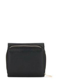 Portafoglio in pelle nera con finitura testurizzata, caratterizzato da una cerniera dorata e una forma rettangolare compatta. I dettagli aggiuntivi offrono un tocco elegante.