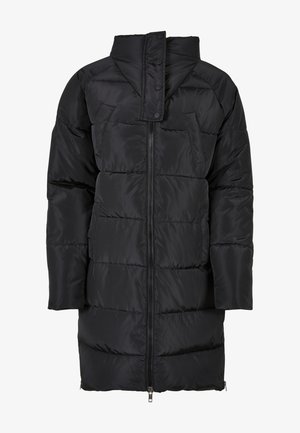 Geacă puffer neagră cu mâneci lungi, guler înalt, închidere cu fermoar în față și model matlasat orizontal. Material neted, rezistent la apă.