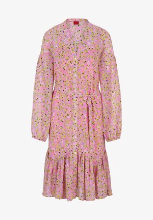 Rózsaszín virágmintás ruha hosszú ujjakkal, gombos elülső részel és fodros szegéllyel. A minta zöld és sárga kiegészítőkkel díszített könnyű anyagon.