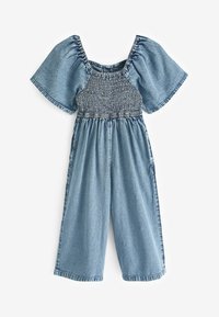 Combinaison en denim avec un décolleté carré, un corsage smocké, des manches bouffantes courtes et une coupe à jambes larges en bleu clair. Texture douce et style décontracté.