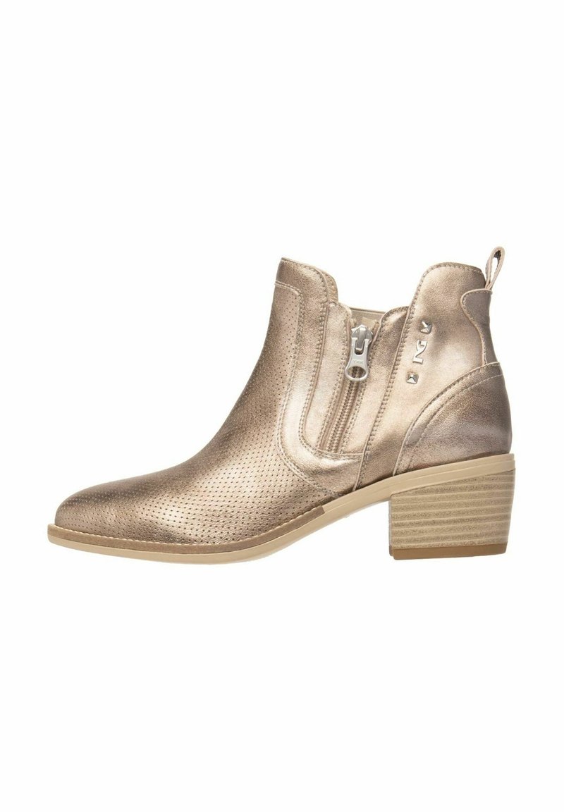Bottine beige métallisée avec fermeture éclair latérale, texture perforée, clous décoratifs, languette et talon bloc empilé.
