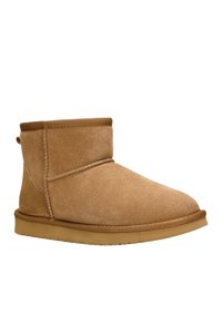 Beige Wildleder-Ankle Boots mit abgerundeter Zehenpartie, niedrigem Schaft und strukturiertem Obermaterial. Sie verfügen über einen weichen Stoffkragen und eine langlebige Gummisohle.