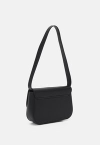 Sac en cuir noir en bandoulière de forme rectangulaire, avec une fermeture à rabat et une sangle fine. Texture lisse et bords arrondis.