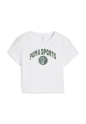 Vit kortärmad crop top i bomull, med texten "PUMA SPORTS" i mörkgrön och en cirkulär logotyp i mitten. Slät textur.