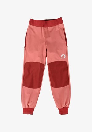 Pantaloni softshell per bambini in rosa con toppe rosse sulle ginocchia, vita e polsini elasticizzati, con un piccolo logo bianco sulla parte superiore della gamba.