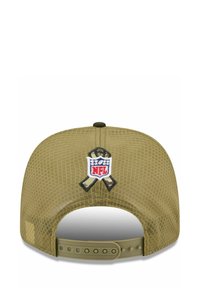 Olivgrüne Snapback-Cap mit strukturiertem Mesh-Design. Mit einem NFL-Logopatch und einem verstellbaren Riemen auf der Rückseite.