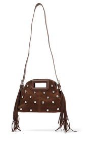 Bolso de ante marrón con tachuelas plateadas, una abertura rectangular y flecos largos a los lados. Cuenta con una única correa ajustable.