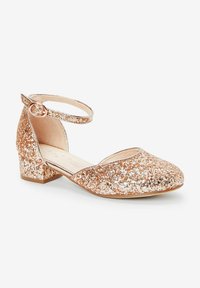 Glitzernde roségoldene Fesselriemensandale mit runder Spitze und kleinem Blockabsatz, ausgestattet mit einem strukturierten Glitzeroberteil und glattem Innenfutter.