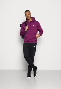Nike Sportswear SPORTSWEAR CLUB FLEECE - Sweatshirt com capuz - sangria