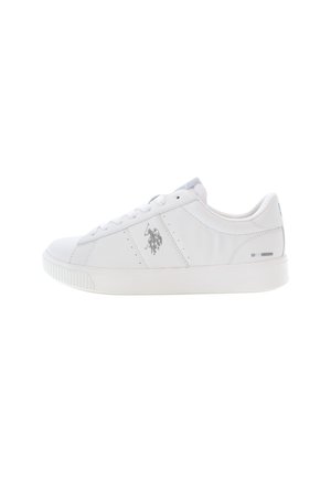 Sneaker in pelle bianca con superficie liscia, punta rotonda, lacci piatti e logo argento sul lato. Presenta una suola in gomma testurizzata.
