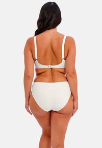 Witte, gemarmerde bikini set met een bandjes-bh met verstelbare banden en hoogzitende bikini-broekjes, die een glad en eenvoudig ontwerp toont.