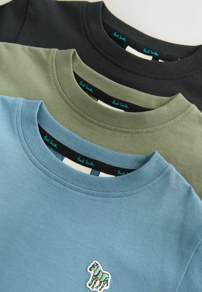 Kolm ümarat kaelusega T-särki sinises, oliivrohelises ja mustas puuvillas, sinise särgi rinnal on tikitud zebra logo.