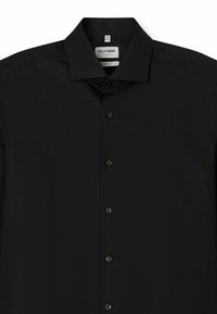 Zwarte longsleeve shirt met een klassieke kraag, zes zwarte knopen en een gladde stoffen afwerking. Etiket leest "OLYMP LEVEL FIVE BODY FIT."