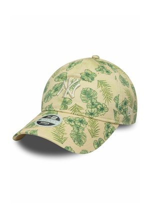 Casquette de baseball en tissu beige avec des motifs de feuilles vertes. Présente un logo brodé sur le devant et une visière courbée. Étiquette New Era attachée.