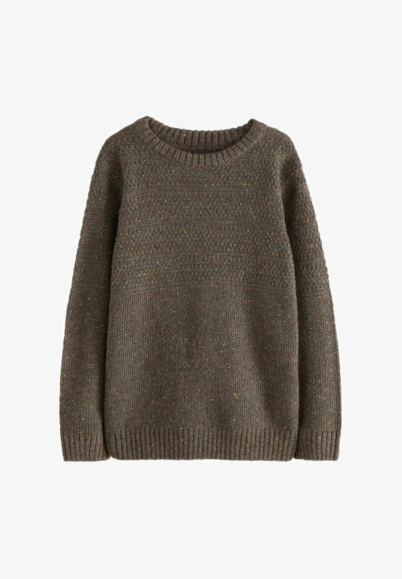 Pull en tricot marron avec un col rond, motif texturé, poignets et ourlet côtelés, présentant des nuances subtiles dans des tons chauds.