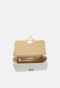 Borsa a tracolla in pelle bianca con interno color ocra, dotata di chiusura a bottone a scatto e tasca con cerniera. Texture liscia e forma rettangolare.
