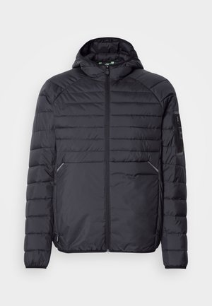 Giacca a vento nera con chiusura a zip, cappuccio e polsini a coste. Presenta un design a pannelli e tasche laterali, realizzata in materiale sintetico leggero.