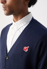 Scotch & Soda CORE THE FREE SPIRIT PEACE BIRD CARDIGAN - Vesta na kopčanje - navy