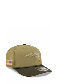 Olivgrüne Kappe mit Netzseiten, flachem Schirm und gesticktem Logo. Hat ein kleines US-Flaggen-Patch an der Seite.