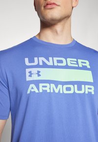 Under Armour TEAM ISSUE WORDMARK - T-skjorte til trening - starlight/matrix green/celeste