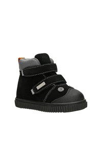 Schwarzer Wildleder-Hochschuh mit grauen Akzenten, doppelten Klettverschlüssen, strukturiertem Gummi-Spitzenbereich und schwarzer Gummisohle, ausgestattet mit einem kleinen Logo.