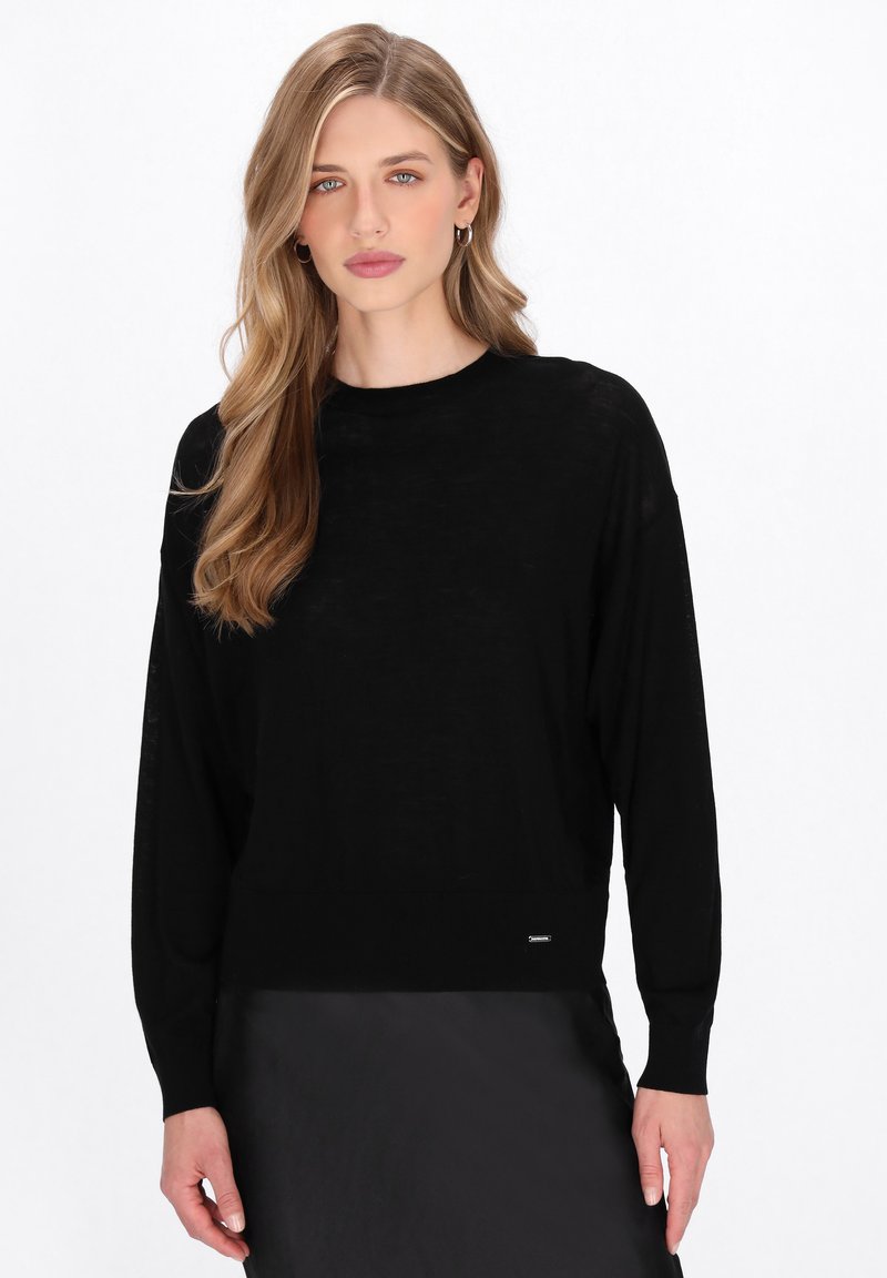 Maglione nero a maniche lunghe realizzato in un materiale a maglia leggero e trasparente. Presenta un collo rotondo e un orlo a costine, con un piccolo logo in evidenza in basso.